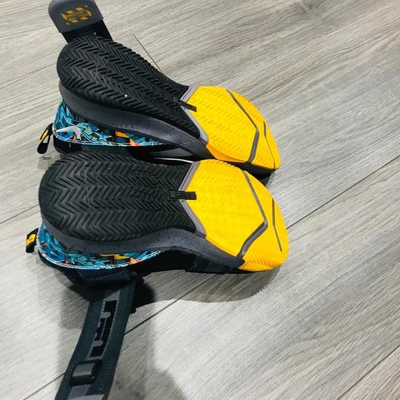 Boy’s Jordan’s Basketball shoes - Picture 2 of 5